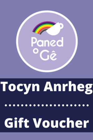 Tocyn anrheg gyda chefndir lafant, logo Paned o Gê ac o dan o, tu mewn petryal porffor ac yn ysgrifen wen ydy'r canlynol: 'Tocyn Anrheg'.
