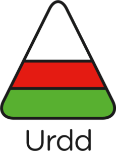 Logo'r Urdd: triongl yn cynnwys tair haen o liwiau gwahanol (gwyn, coch a gwyrdd).