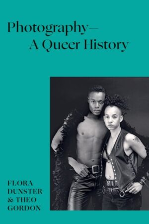 Clawr y llyfr, sydd yn cynnwys llun du-a-gwyn o ddau ffigwr mewn gwisgoedd lledr.